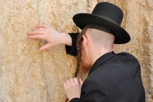 Pochówek żydowski – przygotowanie ciała i pogrzeb